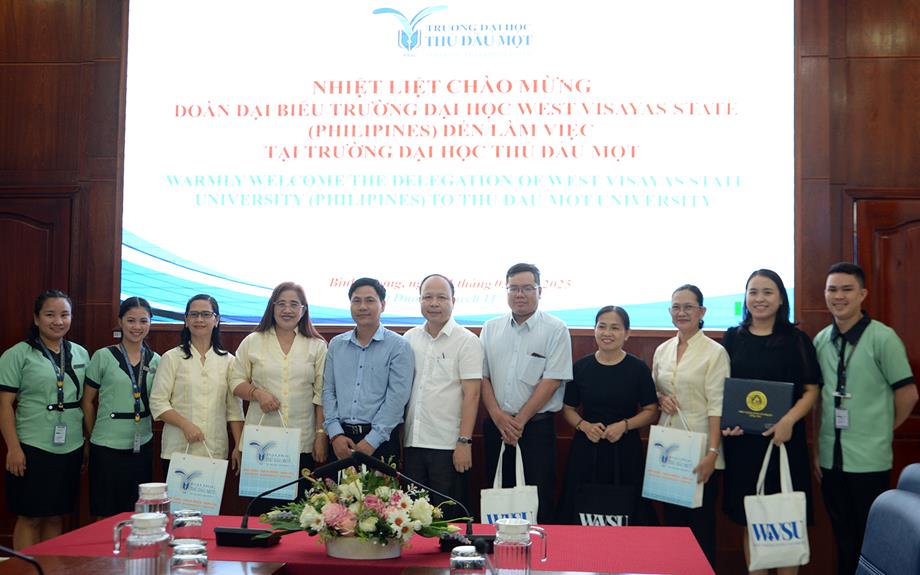 Trường Đại học Thủ Dầu Một tiếp nhận 03 sinh viên trường Đại học West Visayas State (Philipppines) đến thực tập